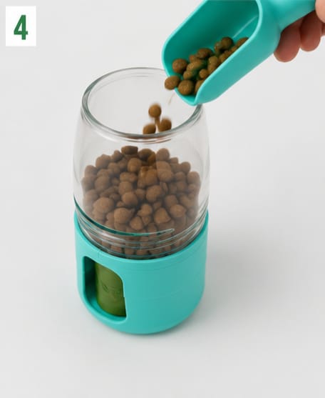 Botella portátil 4 en 1 para perros y mascotas | Agua, Alimento y Dispensador de bolsas